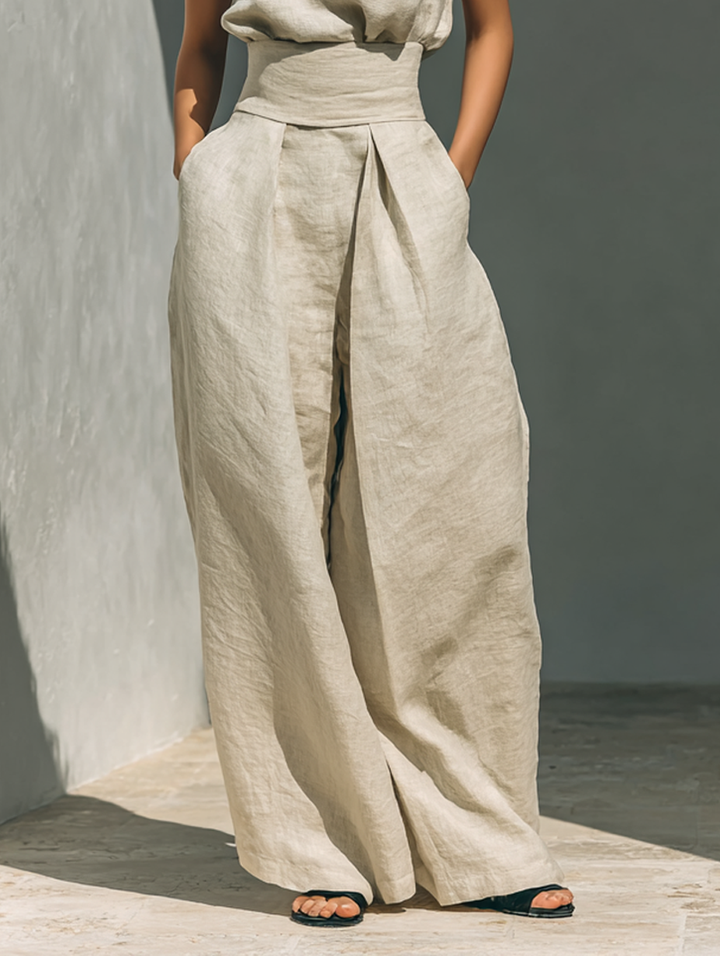 Set consisting of a sleeveless blouse and wide-leg trousers made from a cotton-linen blend.